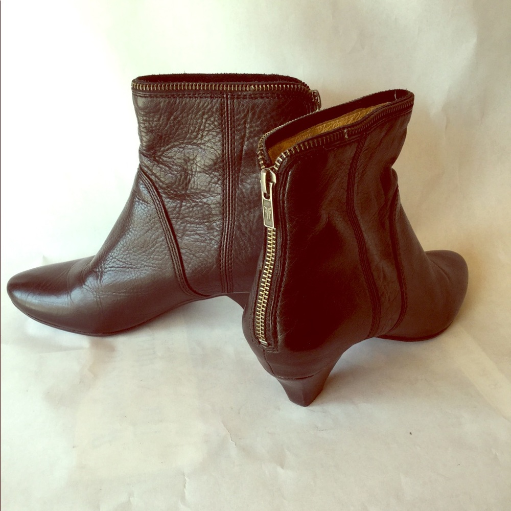 FRYE.  Steffie Zip short bootie
